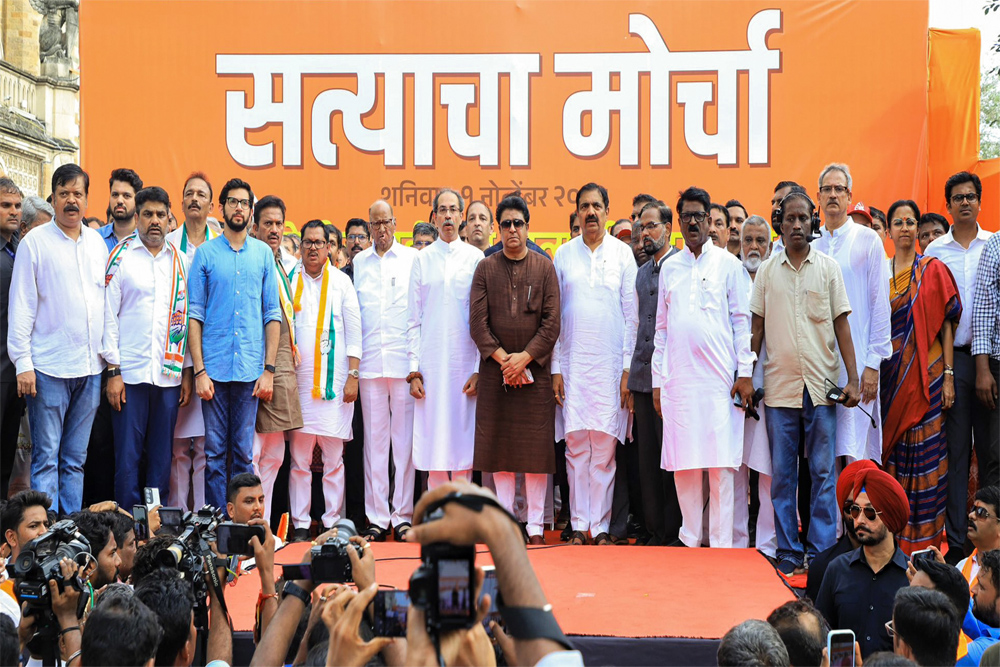 महाराष्ट्र में विपक्ष के नेताओं को थामना मुश्किल