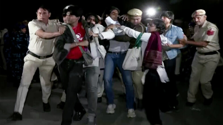 दिल्ली में साफ हवा के लिए प्रदर्शन