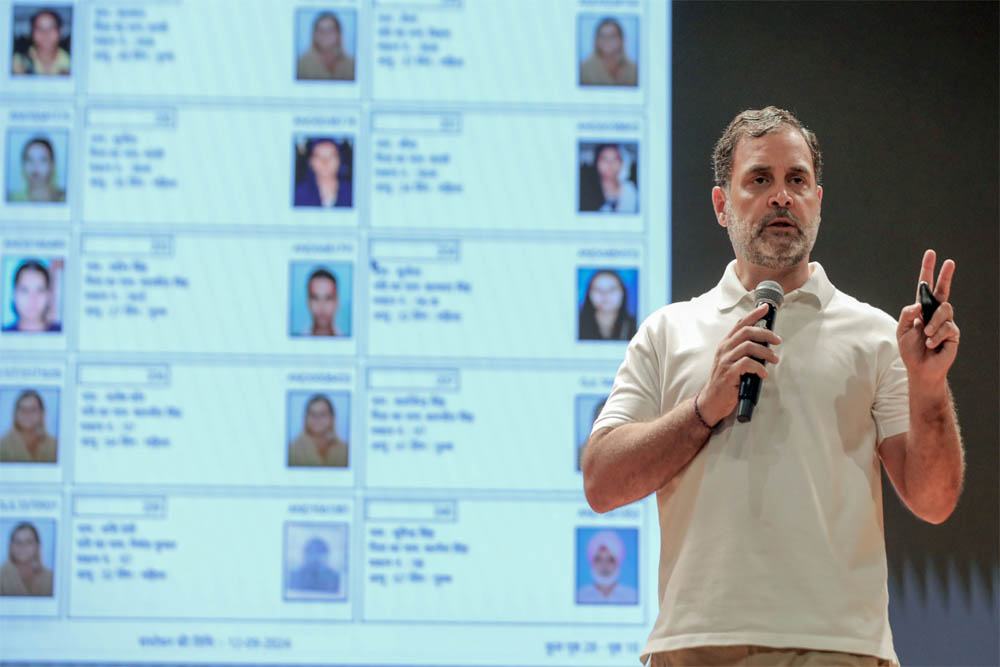 राहुल का सरकार चोरी का आरोप