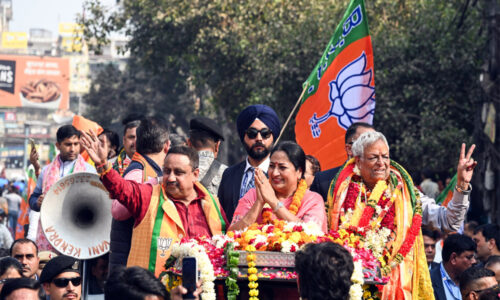 दिल्ली में भाजपा और आप की जोर आजमाइश