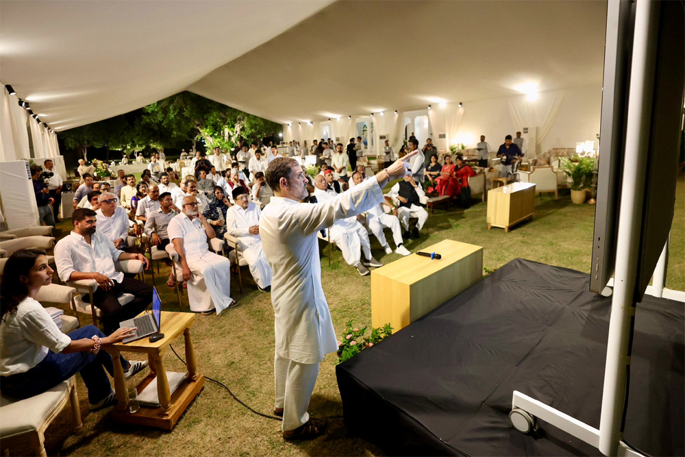 पूरे विपक्ष को वोट चोरी की आड़