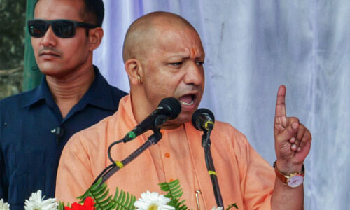 योगी ने राहुल, अखिलेश को नमूना कहा