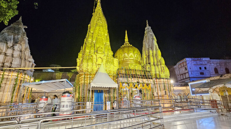 काशी विश्वनाथ मंदिर में स्पर्श दर्शन पर रोक
