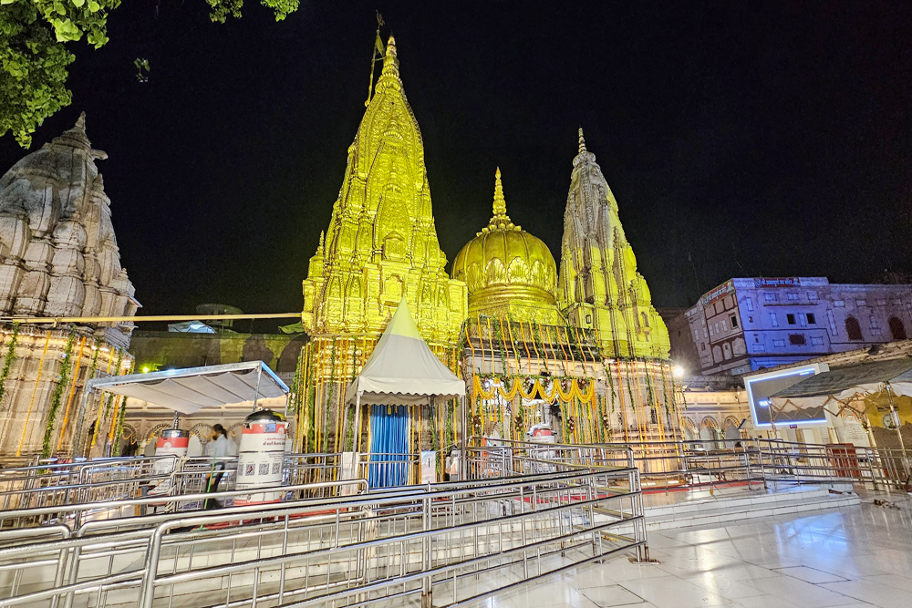 काशी विश्वनाथ मंदिर में स्पर्श दर्शन पर रोक