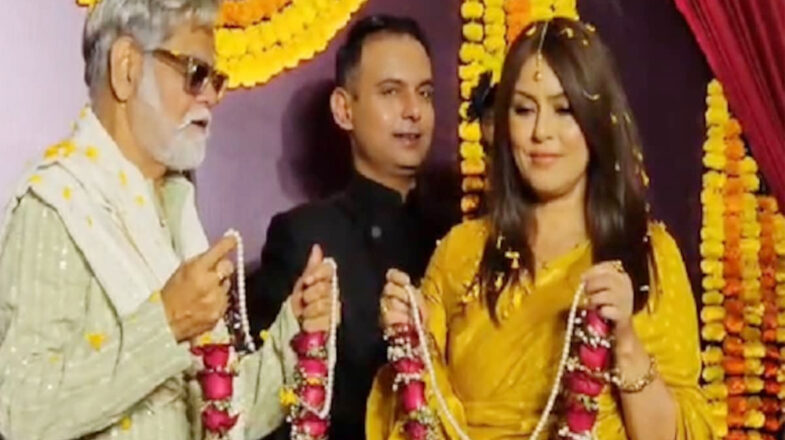 52 साल की उम्र में महिमा चौधरी ने संजय मिश्रा को पहनाई वरमाला