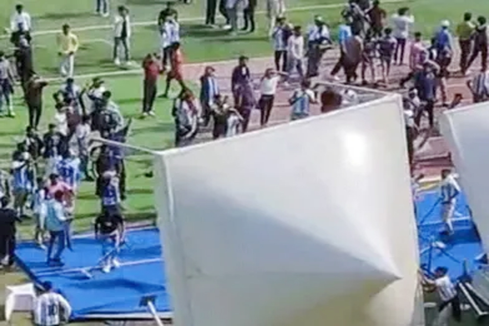 फुटबालर मेसी की झलक न दिखने से भड़के प्रशंसक