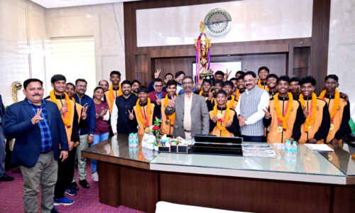 मुख्यमंत्री  हेमन्त सोरेन से झारखंड की अंडर–14 फुटबॉल टीम ने की मुलाकात, मुख्यमंत्री ने राष्ट्रीय चैंपियन बनने पर दी बधाई