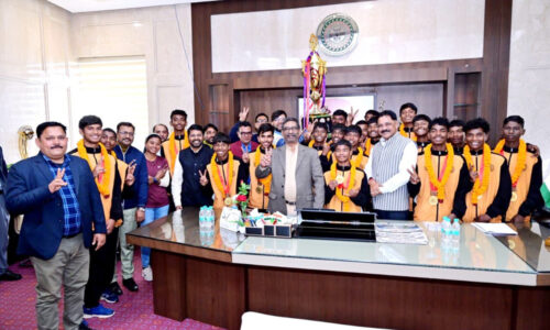 मुख्यमंत्री  हेमन्त सोरेन से झारखंड की अंडर–14 फुटबॉल टीम ने की मुलाकात, मुख्यमंत्री ने राष्ट्रीय चैंपियन बनने पर दी बधाई