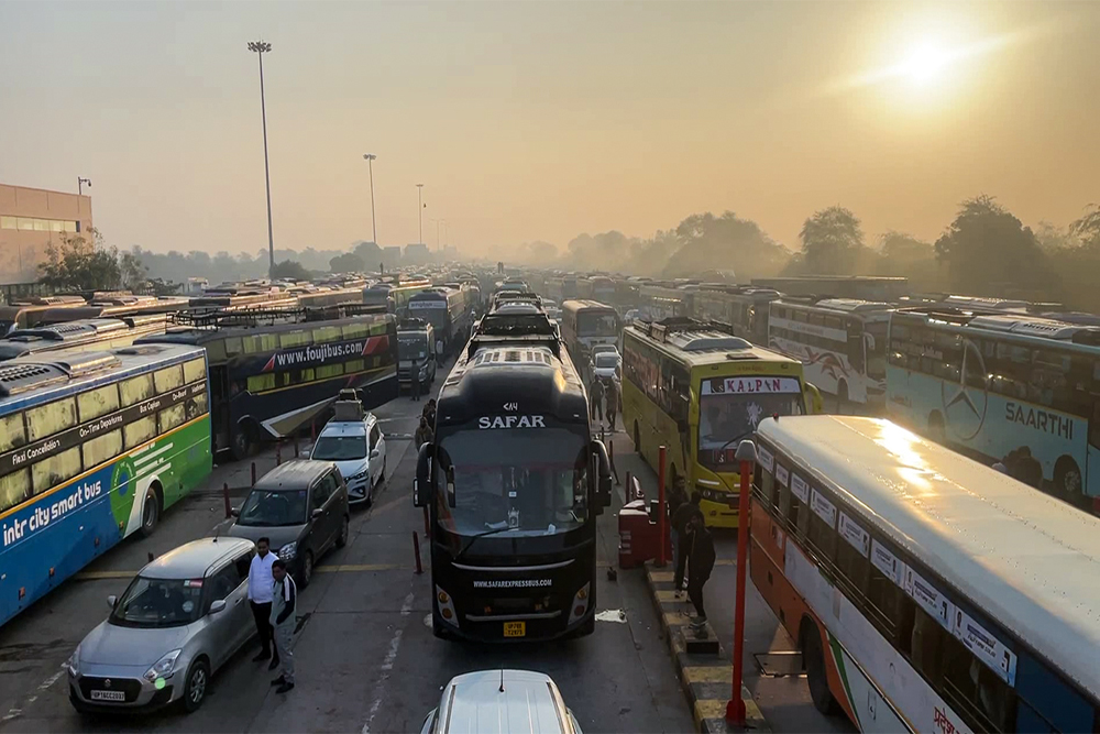 कोहरे के कारण यमुना एक्सप्रेस वे पर बड़ा हादसा