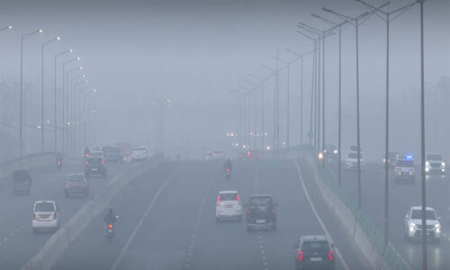 दिल्ली में चारों तरफ धुआं ही धुआं