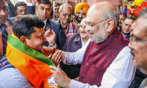 खिलखिलाना तो चाहिए!