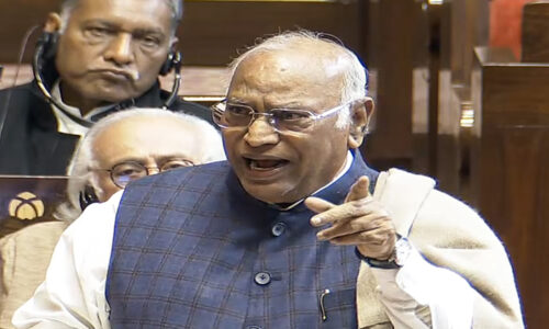 खड़गे ने पूछा, सिर्फ नेहरू ही निशाना क्यों?