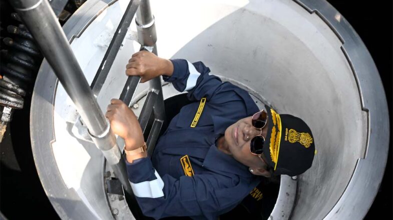 राष्ट्रपति मुर्मू ने पनडुब्बी में यात्रा की