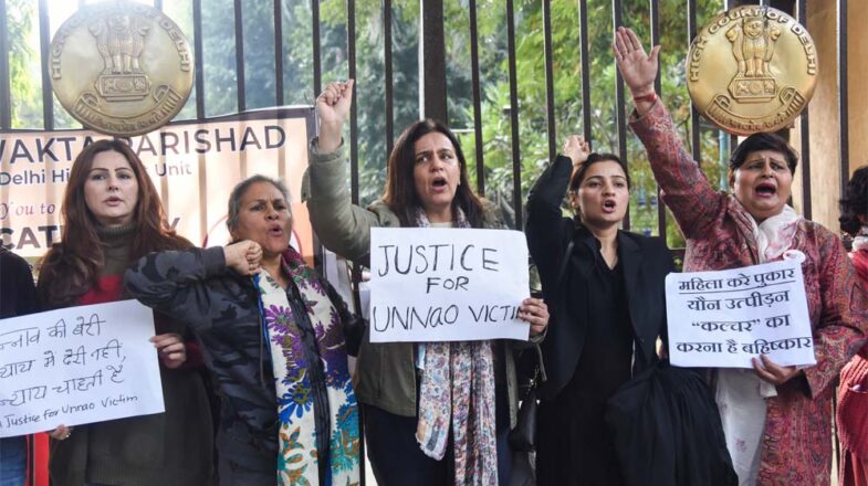 दरक रही हैं ईंटें