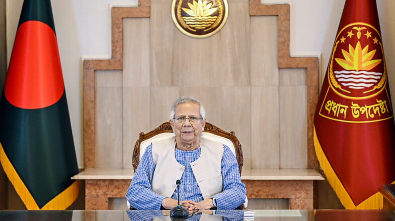 घुप्प अंधकार की खाई