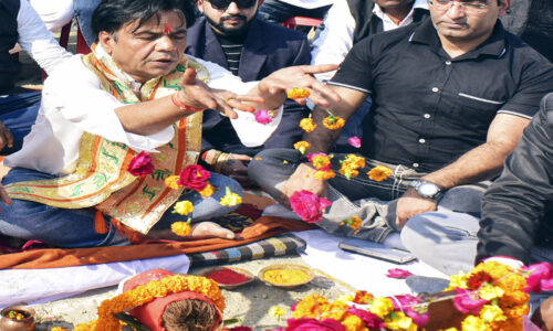 बॉलीवुड एक्टर राजपाल यादव ने त्रिवेणी संगम में किया स्नान-ध्यान