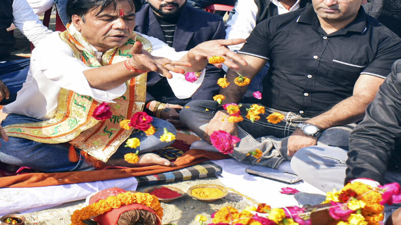 बॉलीवुड एक्टर राजपाल यादव ने त्रिवेणी संगम में किया स्नान-ध्यान