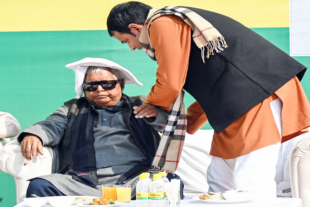 बिहार : तेज प्रताप यादव के दही-चूड़ा भोज में पहुंचे पिता लालू