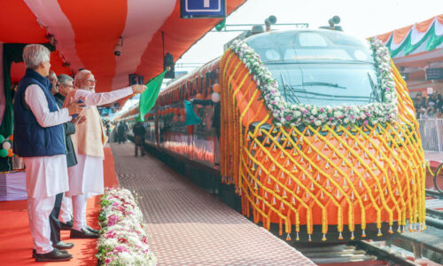 देश को मिली पहली वंदे भारत स्लीपर ट्रेन की सौगात