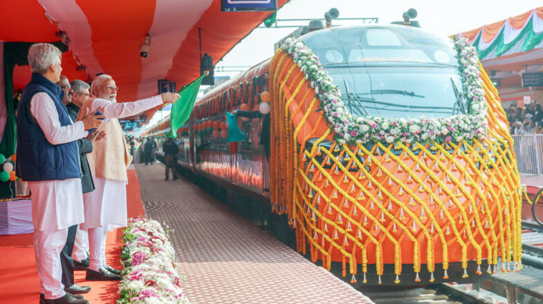 देश को मिली पहली वंदे भारत स्लीपर ट्रेन की सौगात