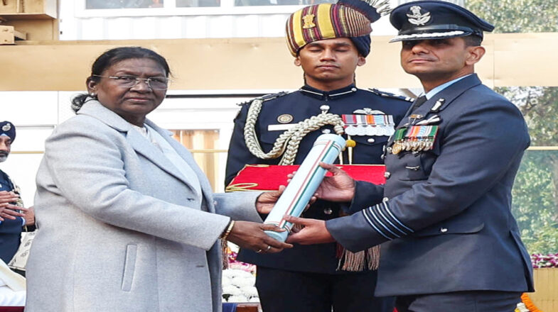 राष्ट्रपति द्रौपदी मुर्मु ने कर्तव्य पथ पर ग्रुप कैप्टन शुभांशु शुक्ला को किया अशोक चक्र से सम्मानित