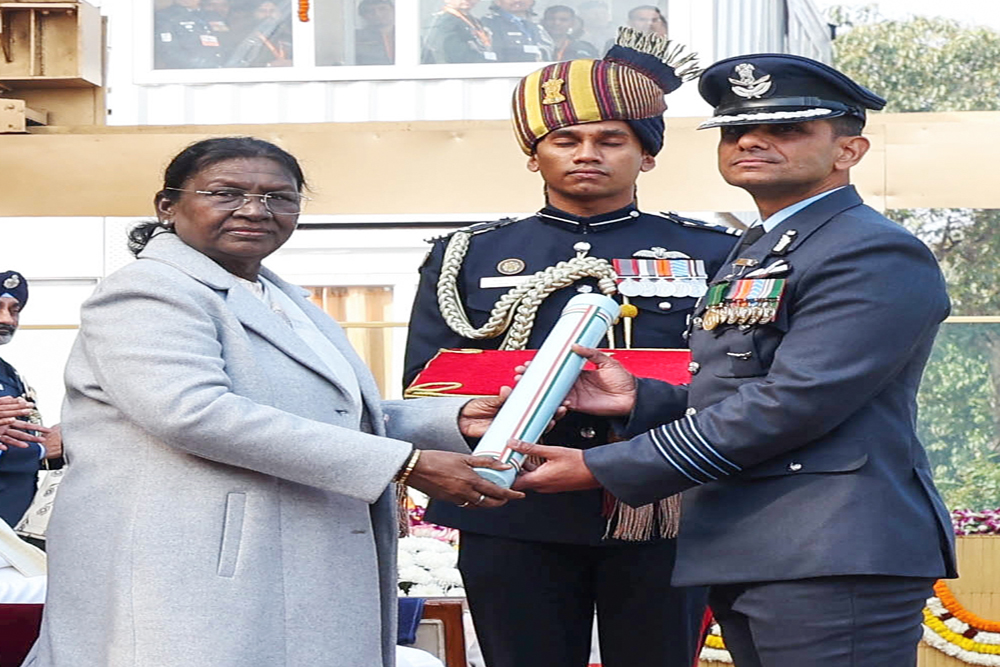 राष्ट्रपति द्रौपदी मुर्मु ने कर्तव्य पथ पर ग्रुप कैप्टन शुभांशु शुक्ला को किया अशोक चक्र से सम्मानित