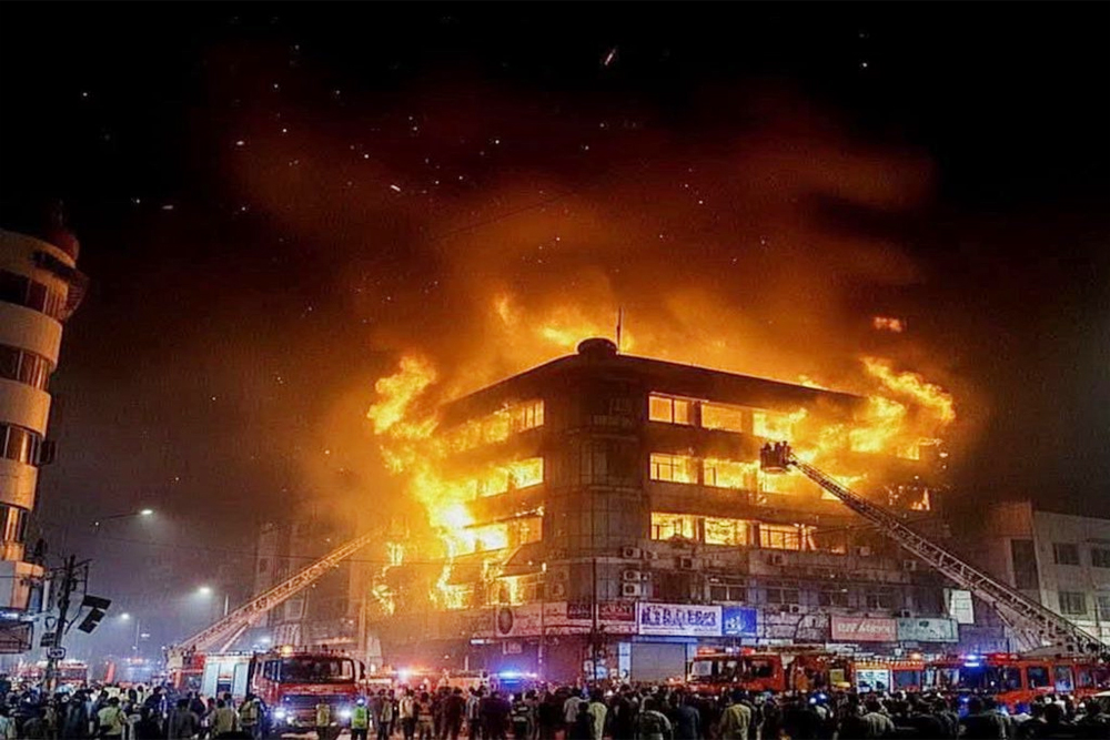 कराची में 13 घंटों तक दहकता रहा शॉपिंग प्लाजा, अग्निकांड में अब 14 लोगों की मौत