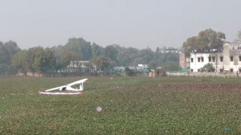 प्रयागराज: भारतीय वायुसेना का प्रशिक्षण विमान तालाब में गिरा