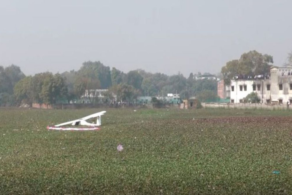 प्रयागराज: भारतीय वायुसेना का प्रशिक्षण विमान तालाब में गिरा