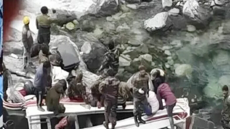 जम्मू-कश्मीर: डोडा में सेना का वाहन खाई में गिरा, 10 जवान शहीद