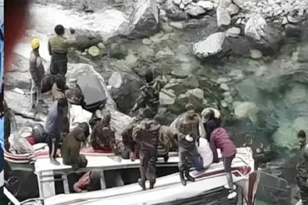 जम्मू-कश्मीर: डोडा में सेना का वाहन खाई में गिरा, 10 जवान शहीद