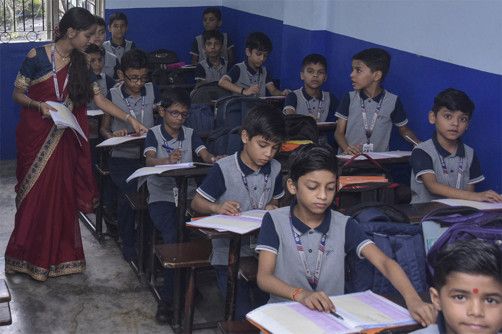 शिक्षक अब पढ़ाने के लिए नहीं हैं