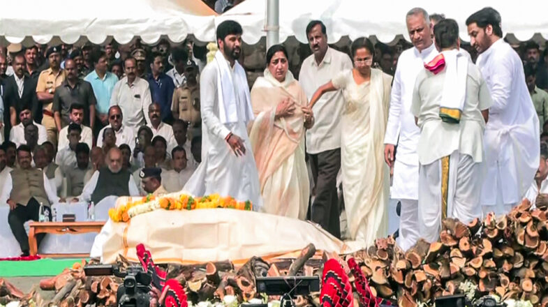 विमान हादसे पर संदेह जताने लगा परिवार