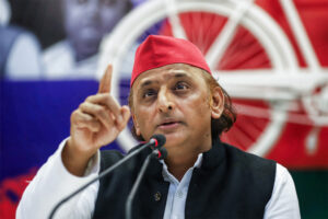 अखिलेश अजीबोगरीब बातें कर रहे हैं