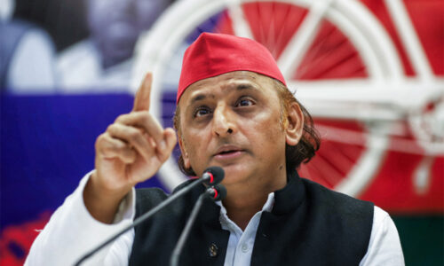 दबाव की राजनीति में सीधे अखिलेश शामिल