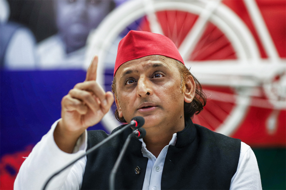 दबाव की राजनीति में सीधे अखिलेश शामिल