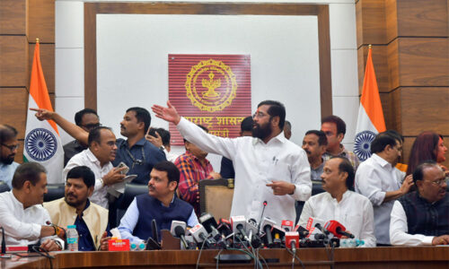 महाराष्ट्र में सत्ता के लिए पार्टियां कुछ भी करेंगी