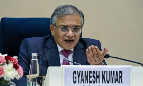 ममता और भाजपा दोनों आयोग से नाराज