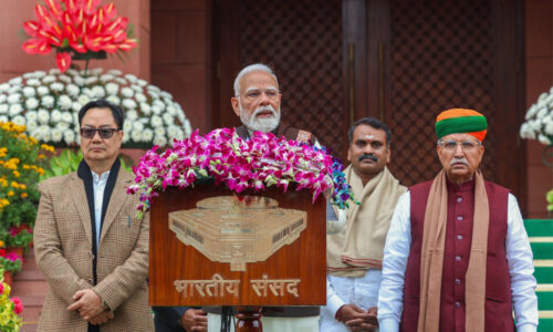 पीएम का दावा, कांग्रेस का तंज