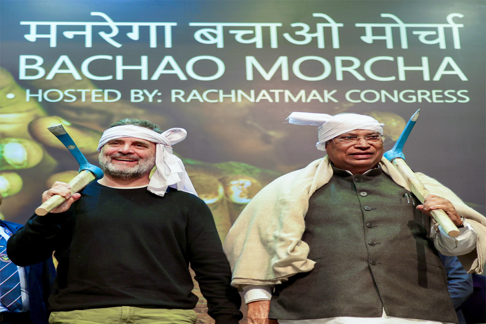 मनरेगा बचाने उतरे राहुल, खड़गे