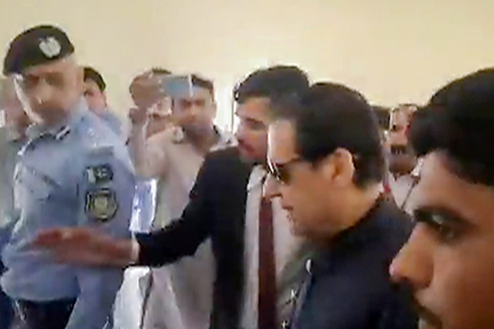 इमरान खान की दाहिनी आंख में रोशनी सिर्फ 15 फीसदी बची