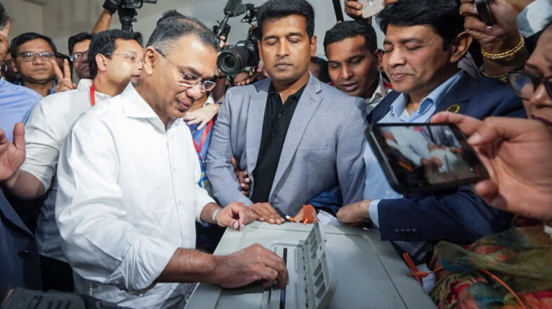 बांग्लादेश चुनाव : पहली बार मतदान करने पहुंचे युवाओं में उत्साह