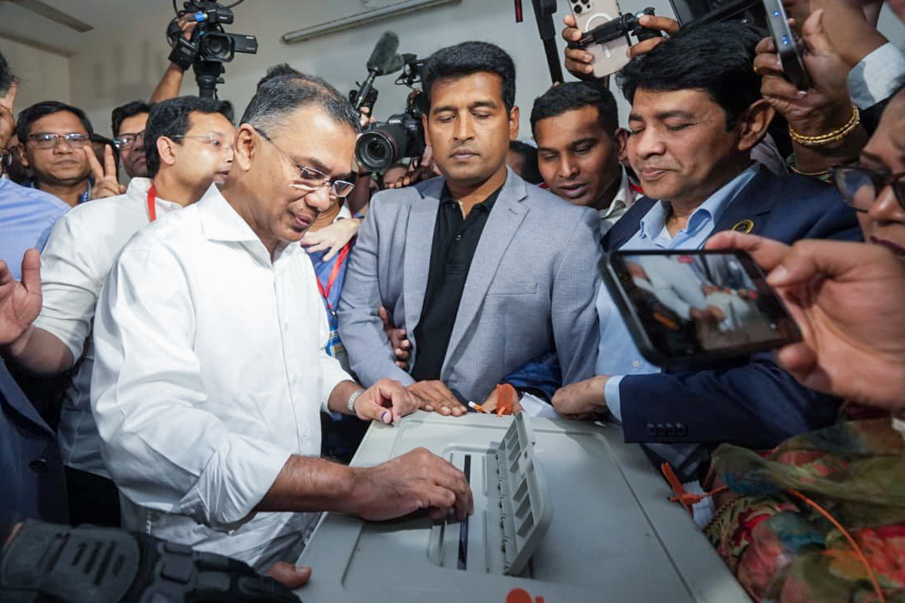 बांग्लादेश चुनाव : पहली बार मतदान करने पहुंचे युवाओं में उत्साह