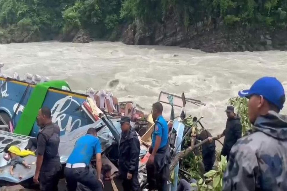 नेपाल: यात्रियों को ले जा रही बस नदी में गिरी, 12 की मौत