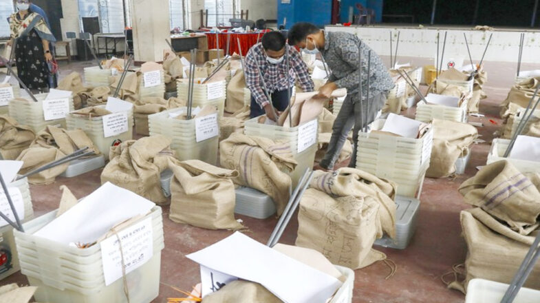 बांग्लादेश में मतदान संपन्न, कई पोलिंग बूथों पर हिंसा