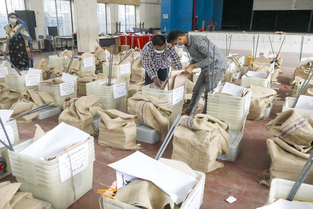 बांग्लादेश में मतदान संपन्न, कई पोलिंग बूथों पर हिंसा