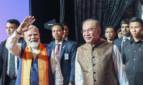 अनवर ने हवाईअड्डे पर किया मोदी का स्वागत