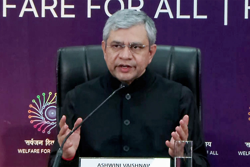 एआई समिट में अव्यवस्था पर मंत्री ने माफी मांगी