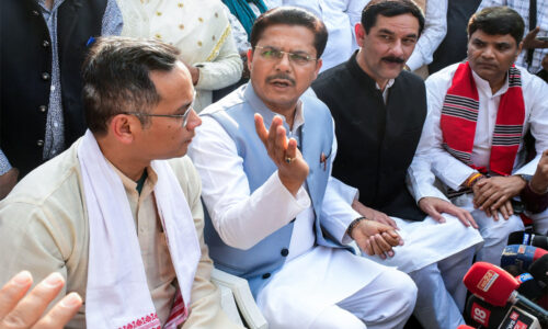 विपक्षी गठबंधन में नेतृत्व का विवाद क्यों?