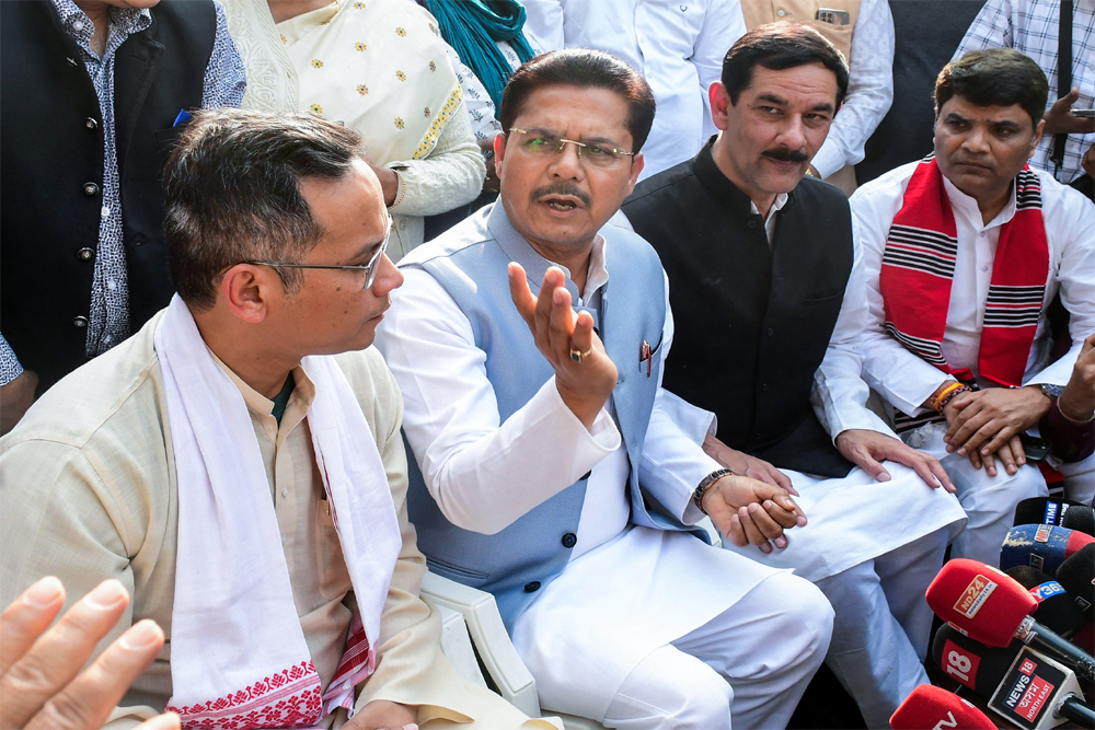 विपक्षी गठबंधन में नेतृत्व का विवाद क्यों?